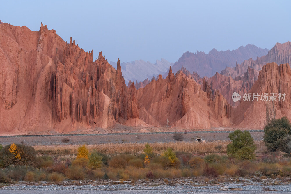 新疆南疆阿克苏库车天山红山石林丹霞大峡谷
