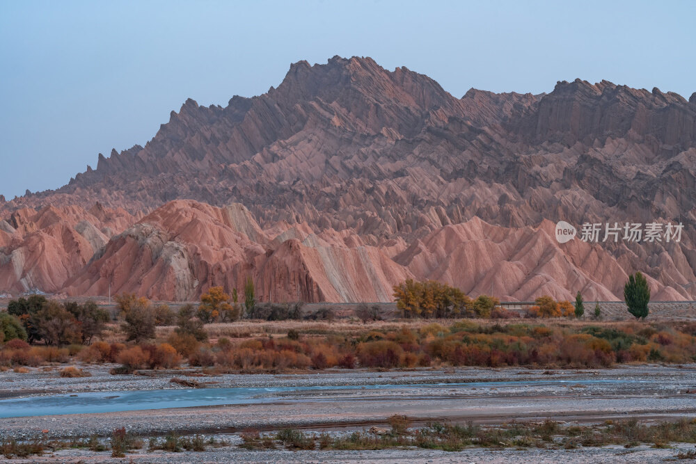 新疆南疆阿克苏库车天山红山石林丹霞大峡谷