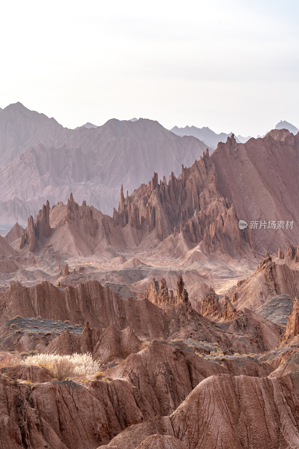 新疆南疆阿克苏库车天山红山石林丹霞大峡谷