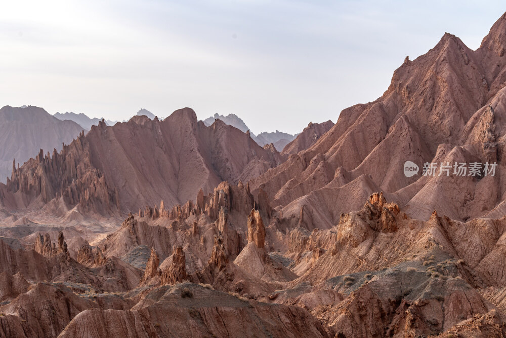 新疆南疆阿克苏库车天山红山石林丹霞大峡谷