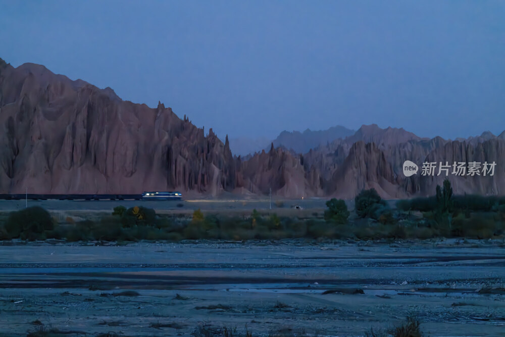 新疆南疆阿克苏库车天山红山石林丹霞大峡谷