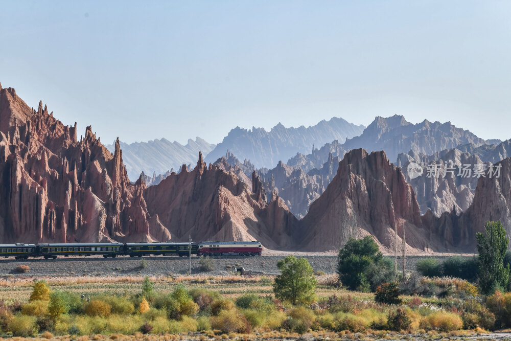 新疆南疆阿克苏库车天山红山石林丹霞大峡谷