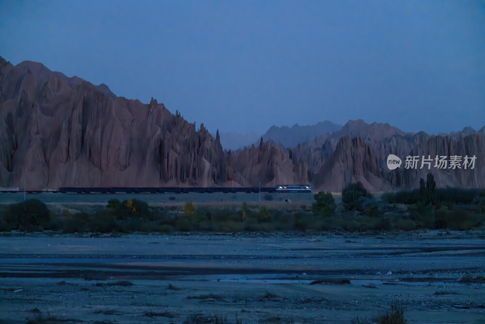 新疆南疆阿克苏库车天山红山石林丹霞大峡谷