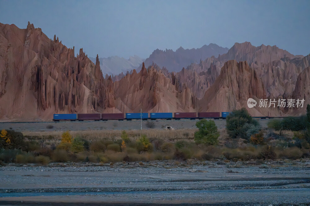新疆南疆阿克苏库车天山红山石林丹霞大峡谷