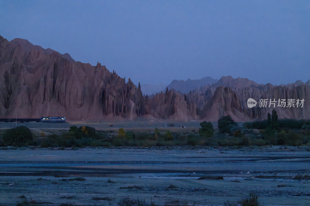 新疆南疆阿克苏库车天山红山石林丹霞大峡谷