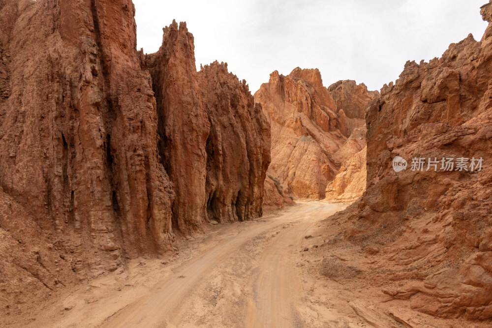 新疆南疆阿克苏库车天山红山石林丹霞大峡谷