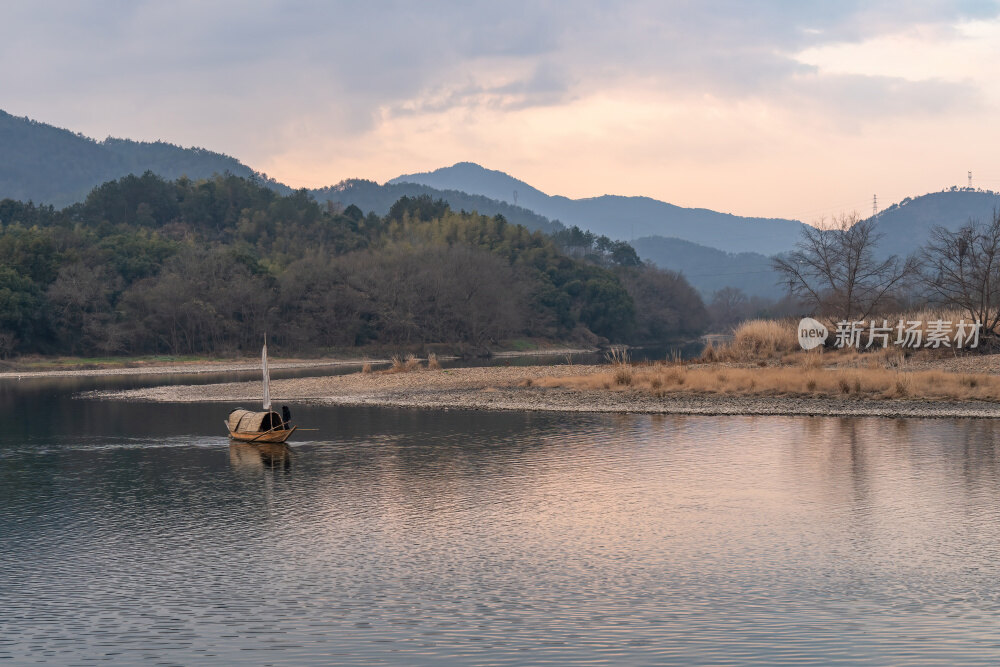 浙江丽水古堰画乡画廊孤帆丽影晨雾