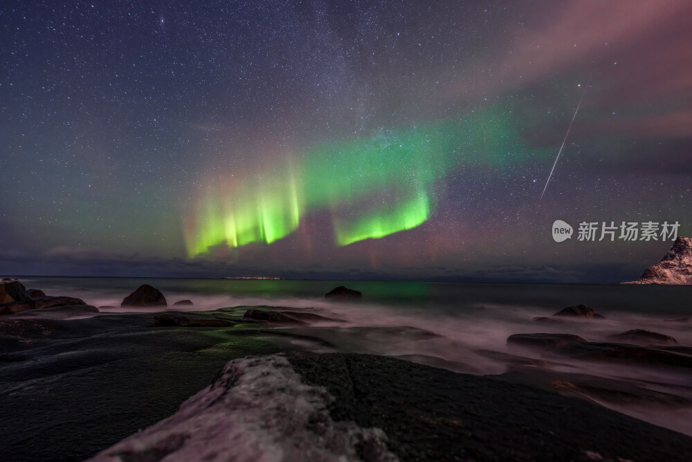 挪威罗佛敦群岛极光下的北极梦幻冰雪海岸