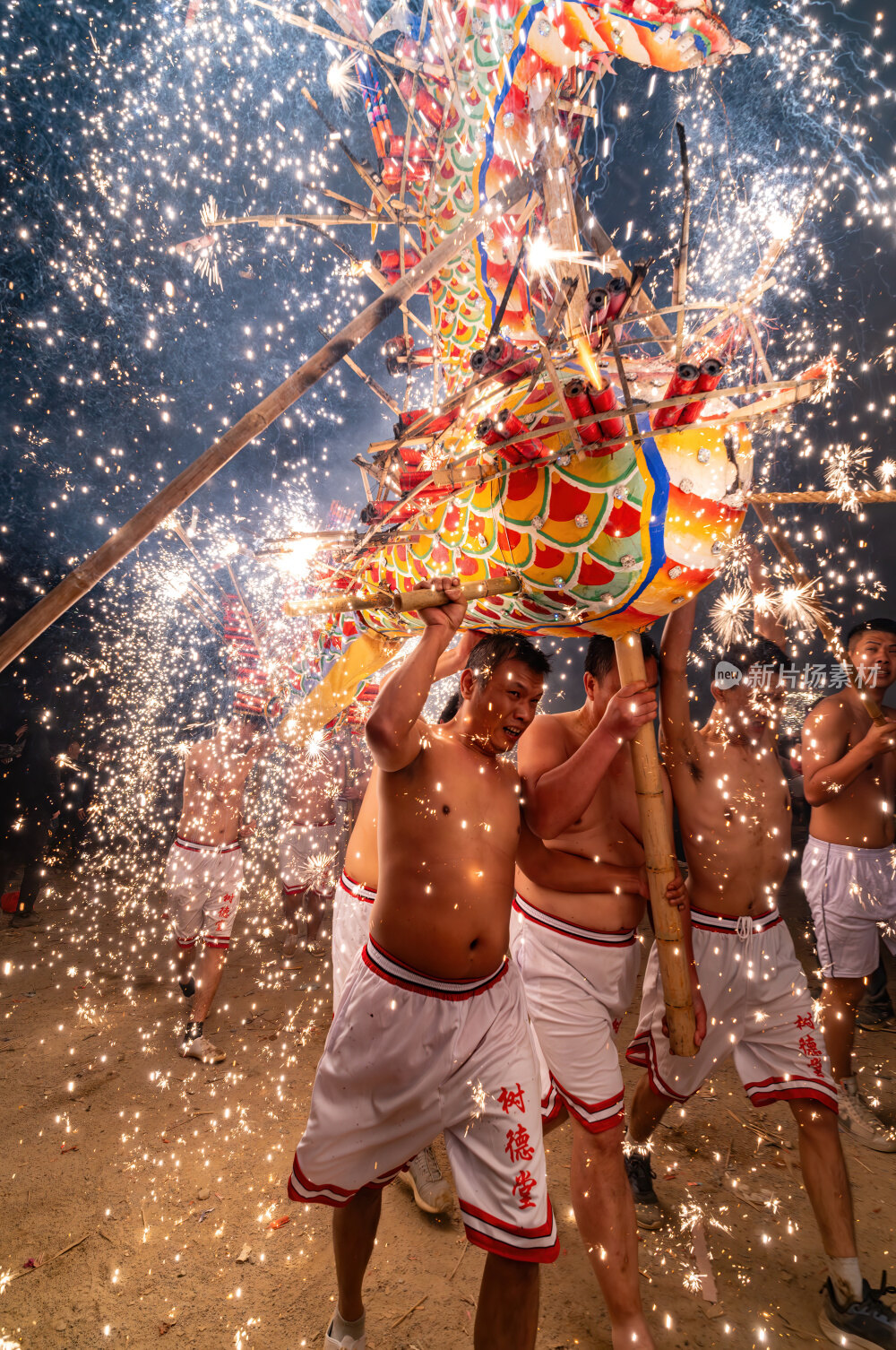 广东梅州中国非遗顺丰火龙狂舞夜焰火龙腾