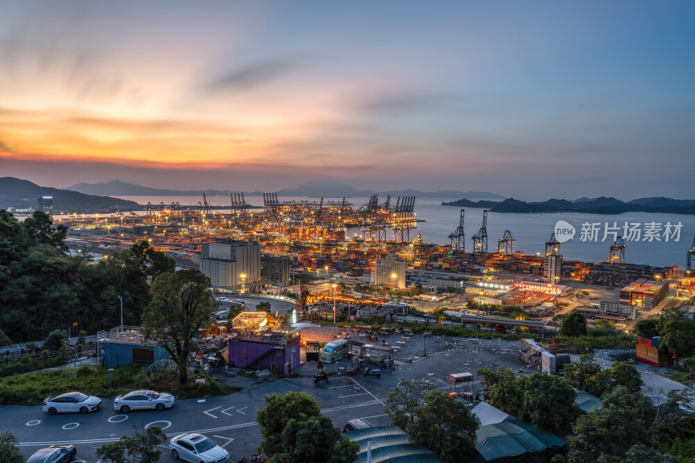 深圳盐田港繁忙港口货物集装箱日出夜景蓝调