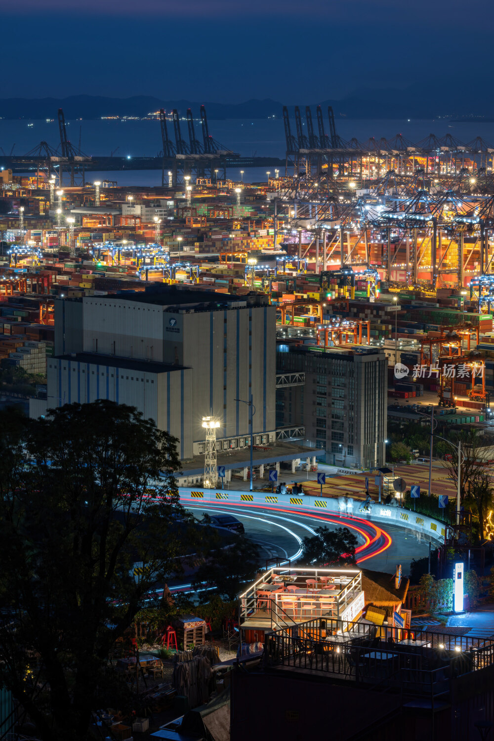 深圳盐田港繁忙港口货物集装箱日出夜景蓝调