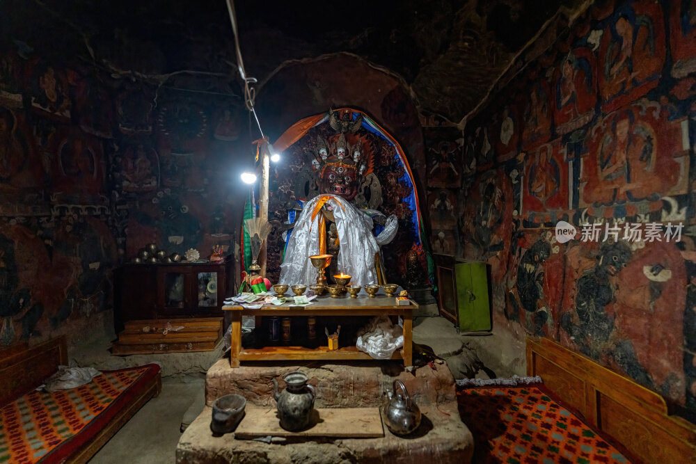 西藏阿里东嘎皮央遗址古老壁画中的神秘佛像