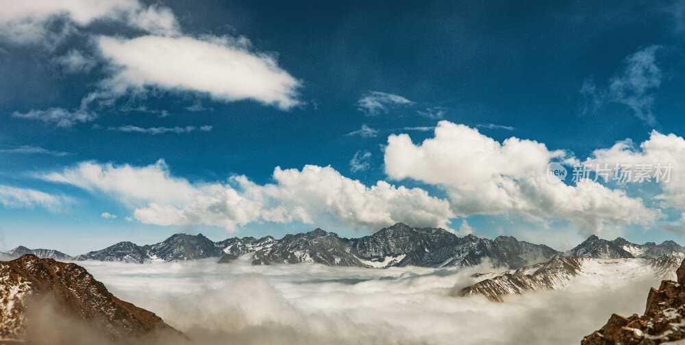 云海之上的雪山胜景