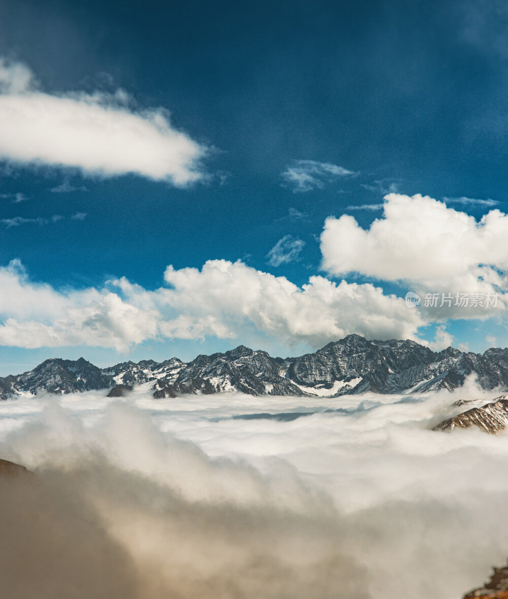 云海之上的雪山胜景