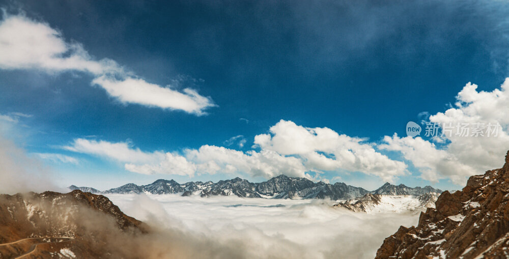 云海之上的雪山胜景