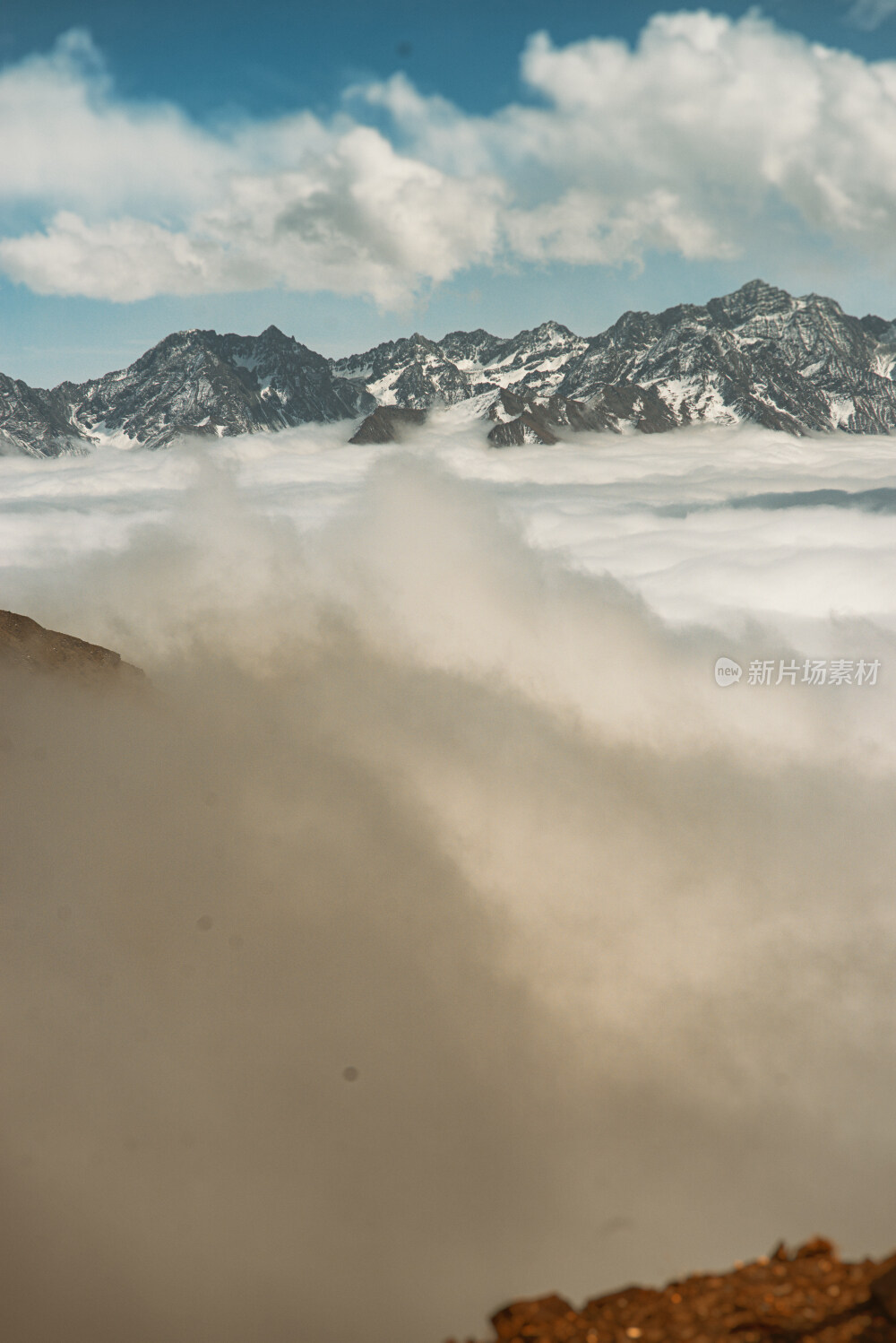 云海之上的雪山胜景