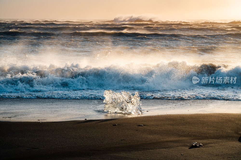 冰岛钻石沙滩冬天海浪和冰块
