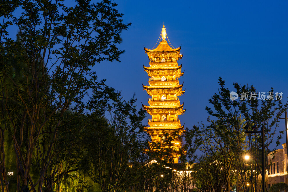江南水乡古镇乌镇西栅景区白莲塔夜景
