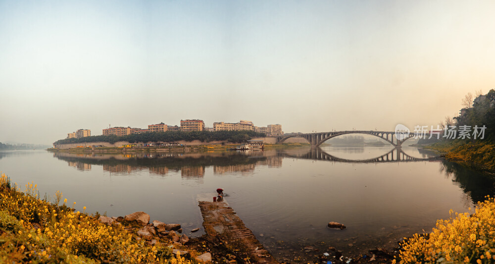 平静湖面上的城市倒影