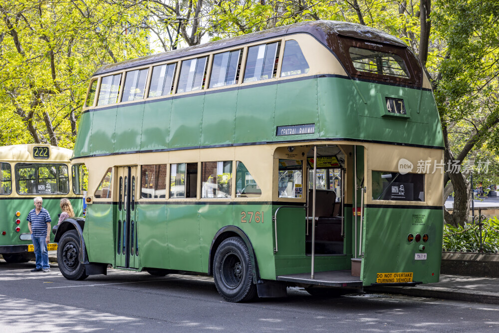 悉尼街头的古老的巴士
