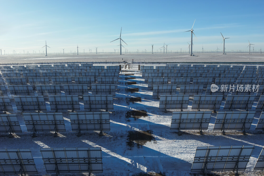 冬季雪景下的光伏电站