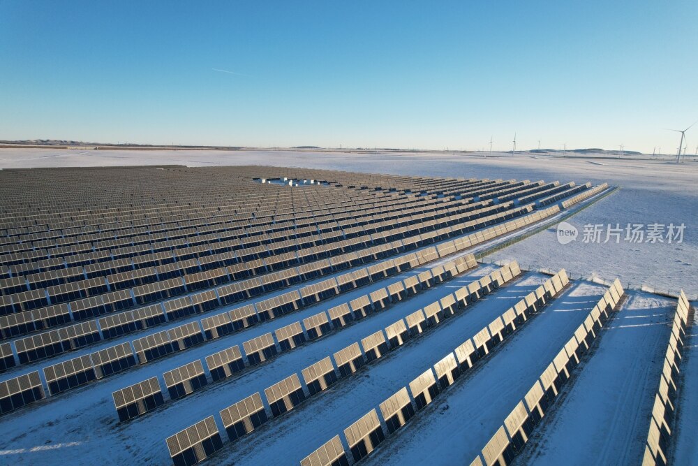 冬季雪景下的光伏电站