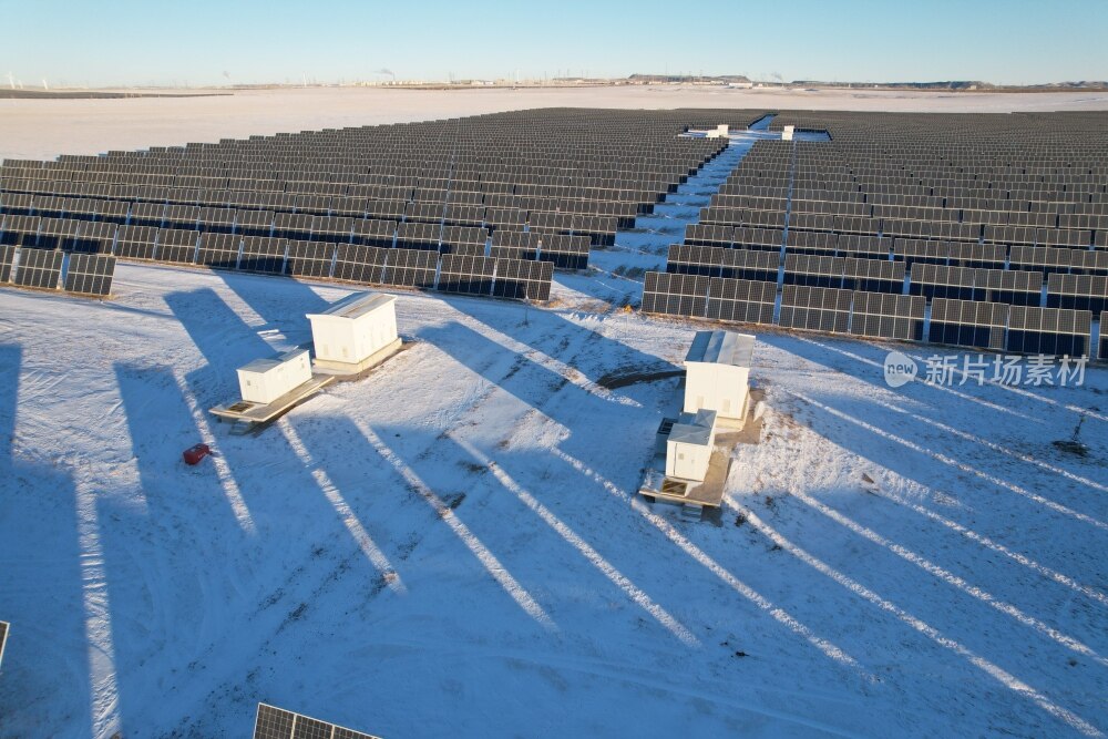 冬季雪景下的光伏电站
