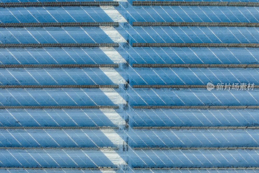 冬季雪景下的光伏电站