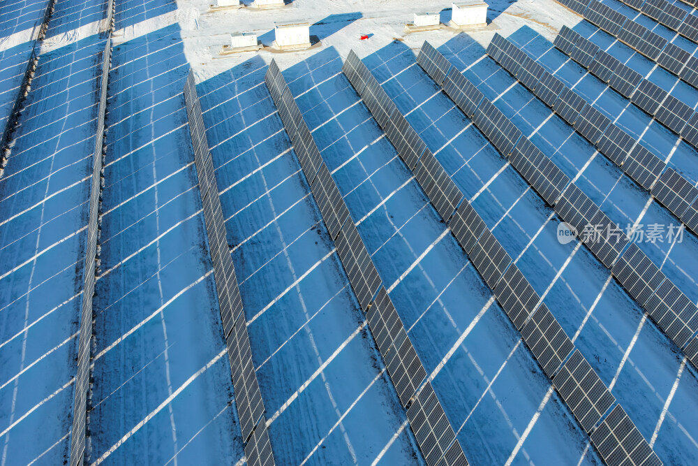 冬季雪景下的光伏电站