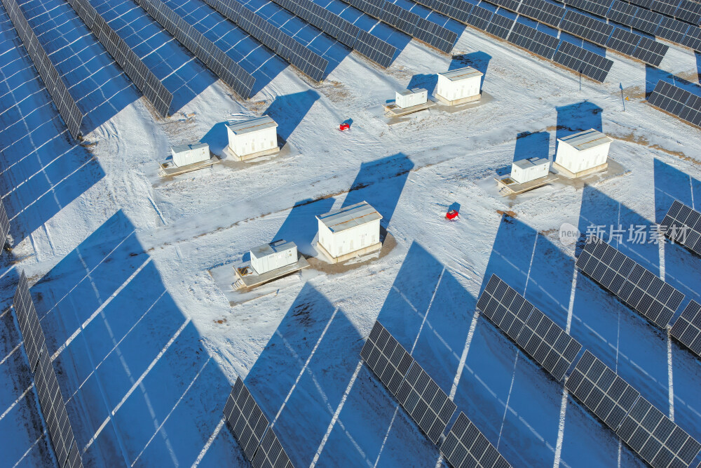 冬季雪景下的光伏电站
