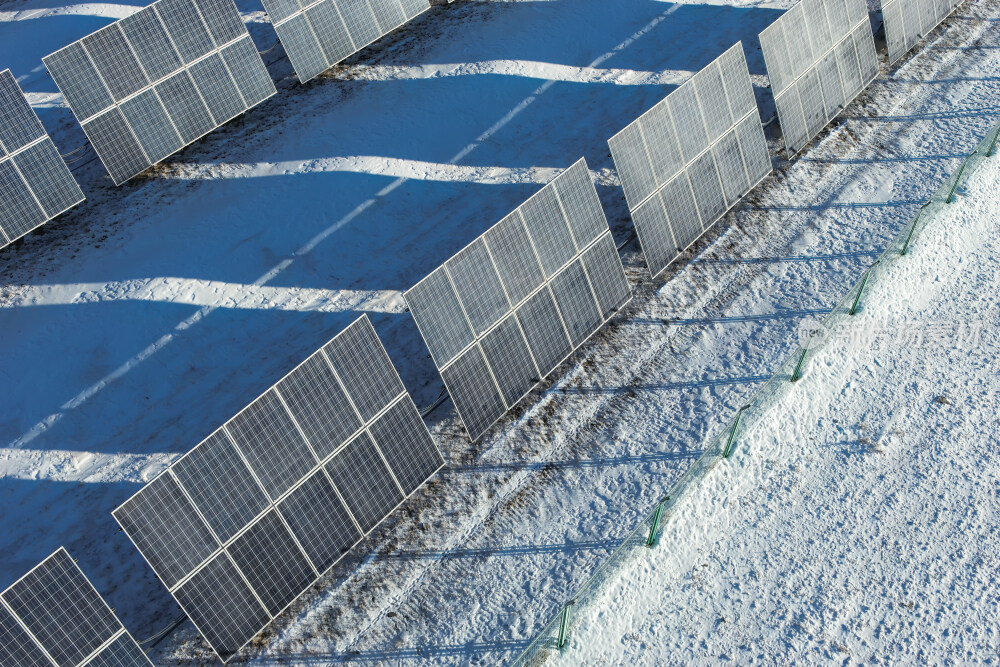冬季雪景下的光伏电站