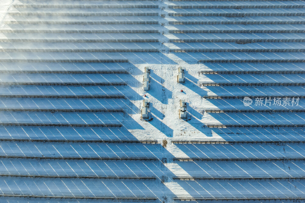 冬季雪景下的光伏电站