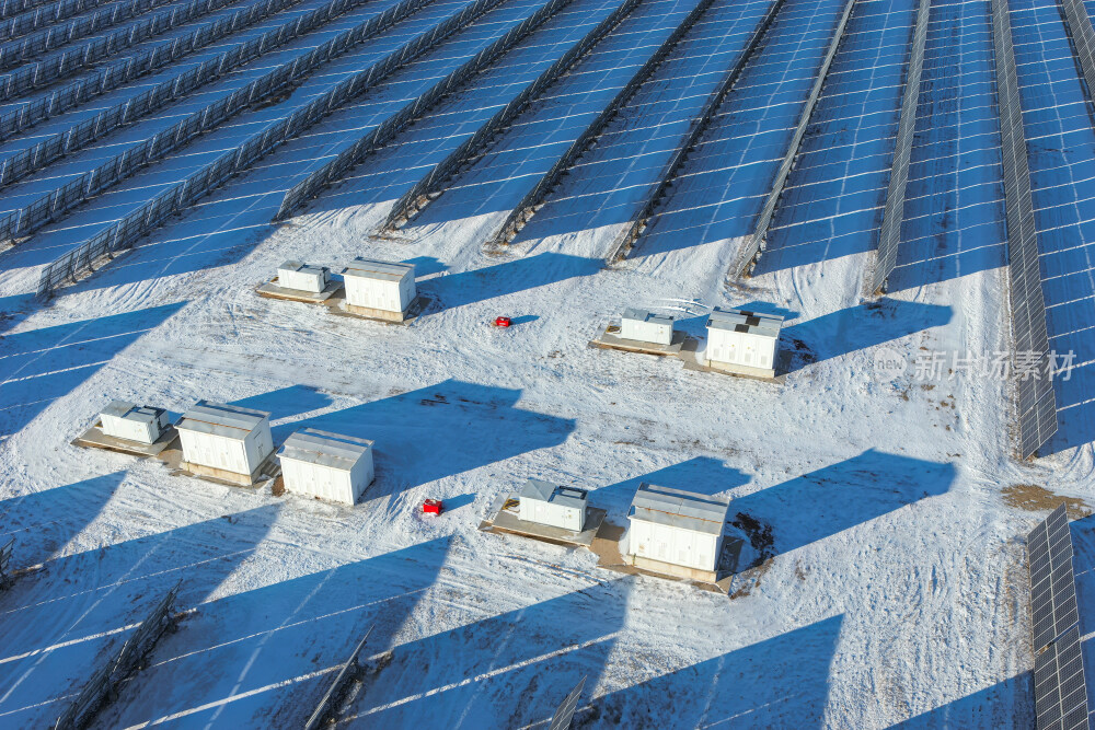 冬季雪景下的光伏电站