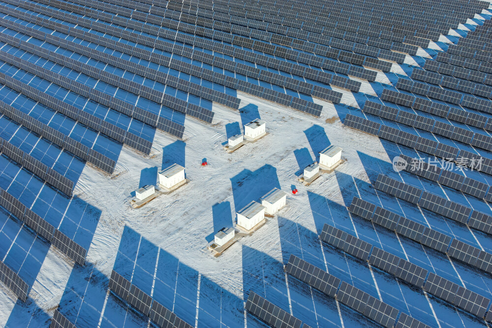 冬季雪景下的光伏电站