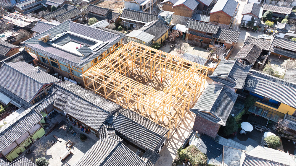 丽江白沙古镇新建的木头框架房屋