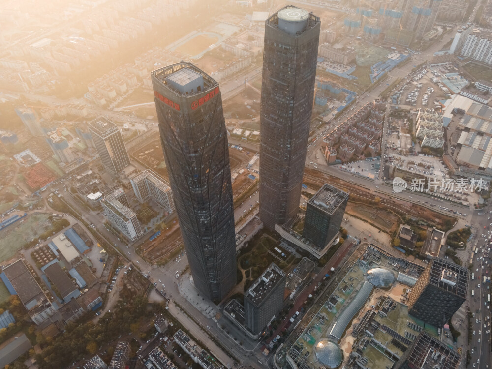 黄色晨光中的昆明双塔