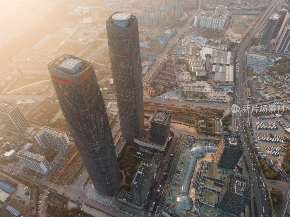 黄色晨光中的昆明双塔