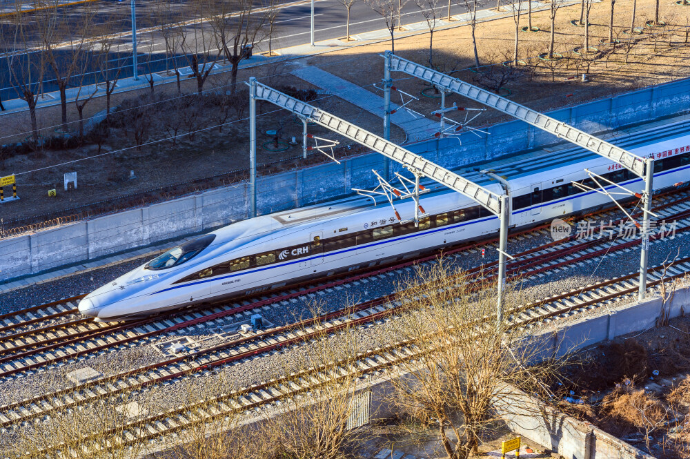 高铁列车轨道上行驶