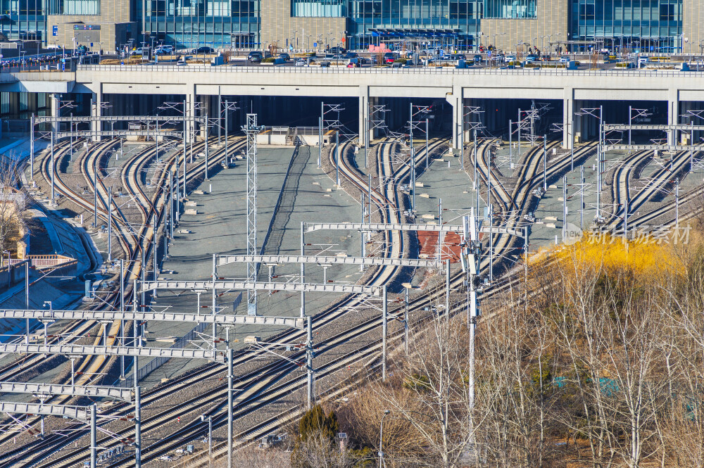 高铁列车轨道上行驶