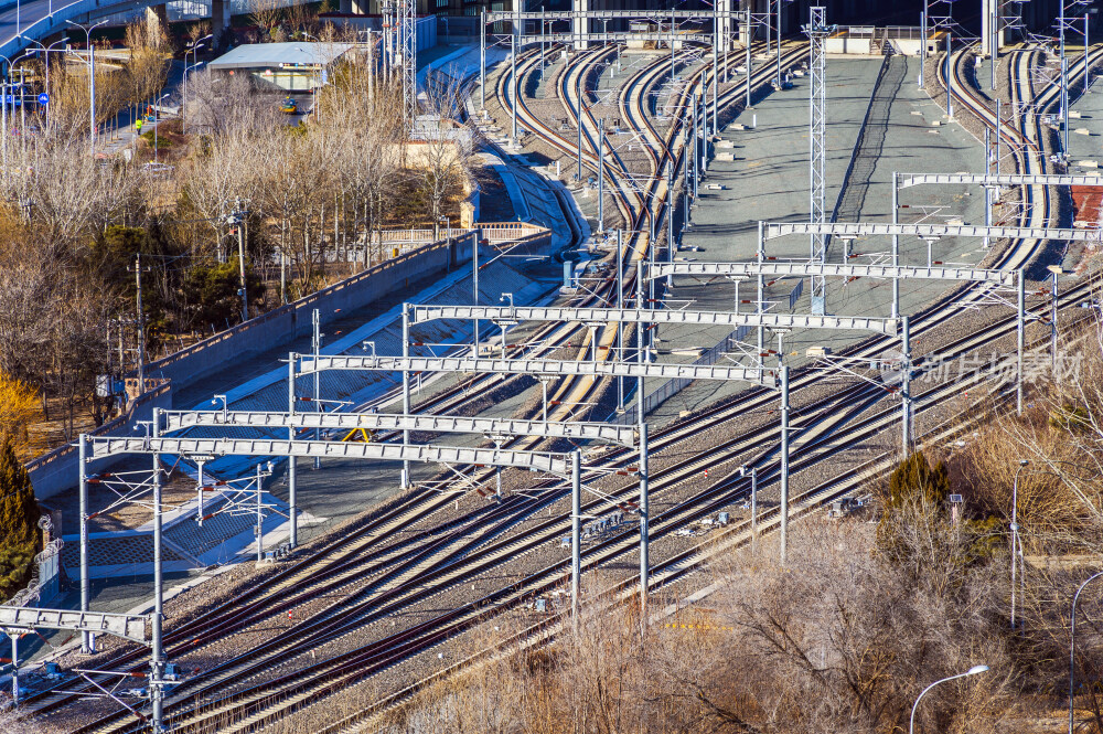 高铁列车轨道上行驶