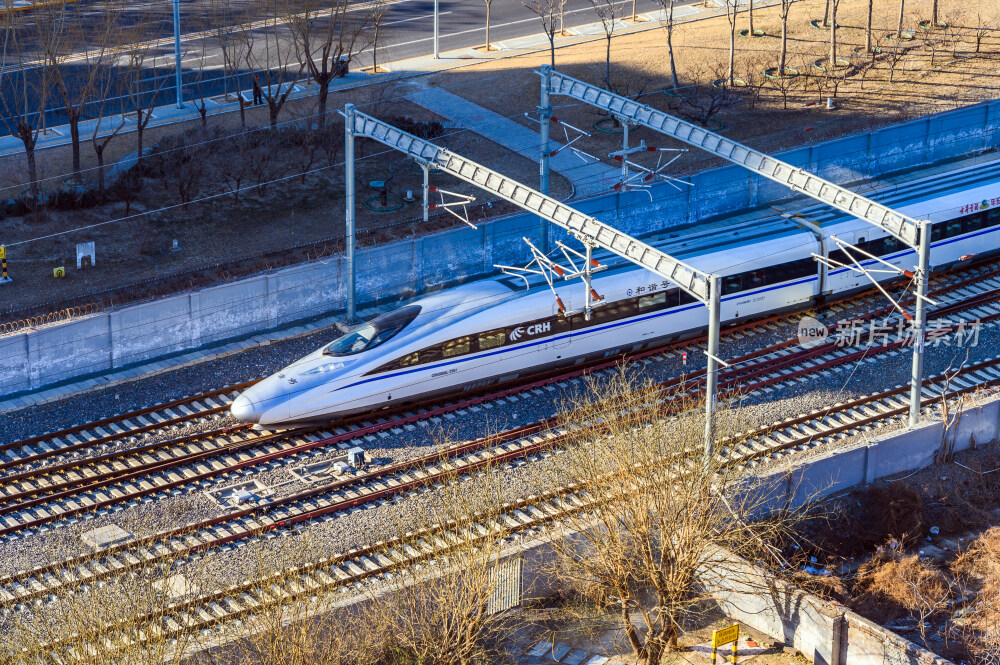 高铁列车轨道上行驶