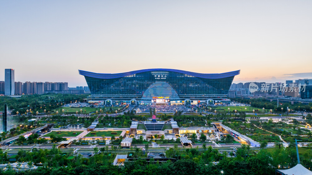 傍晚的成都地标建筑环球中心