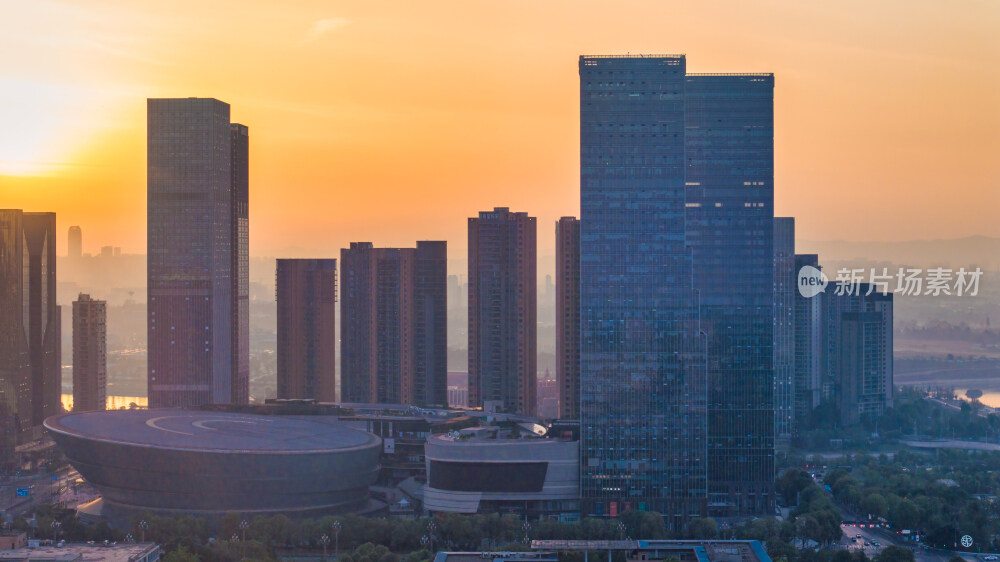 早晨阳光下的成都大魔方建筑群