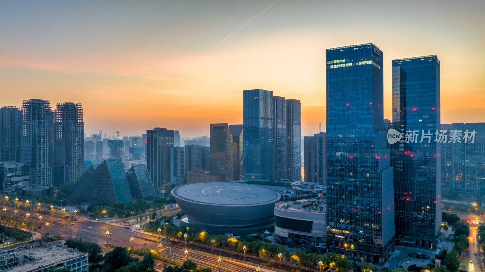 早晨阳光下的成都大魔方建筑群