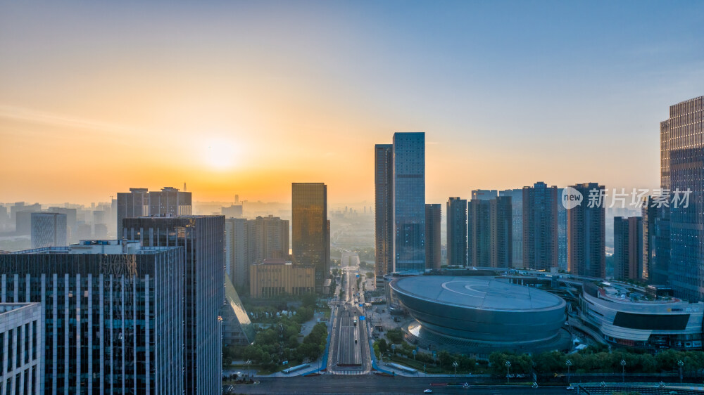 早晨阳光下的成都大魔方建筑群