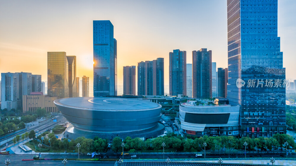 早晨阳光下的成都大魔方建筑群