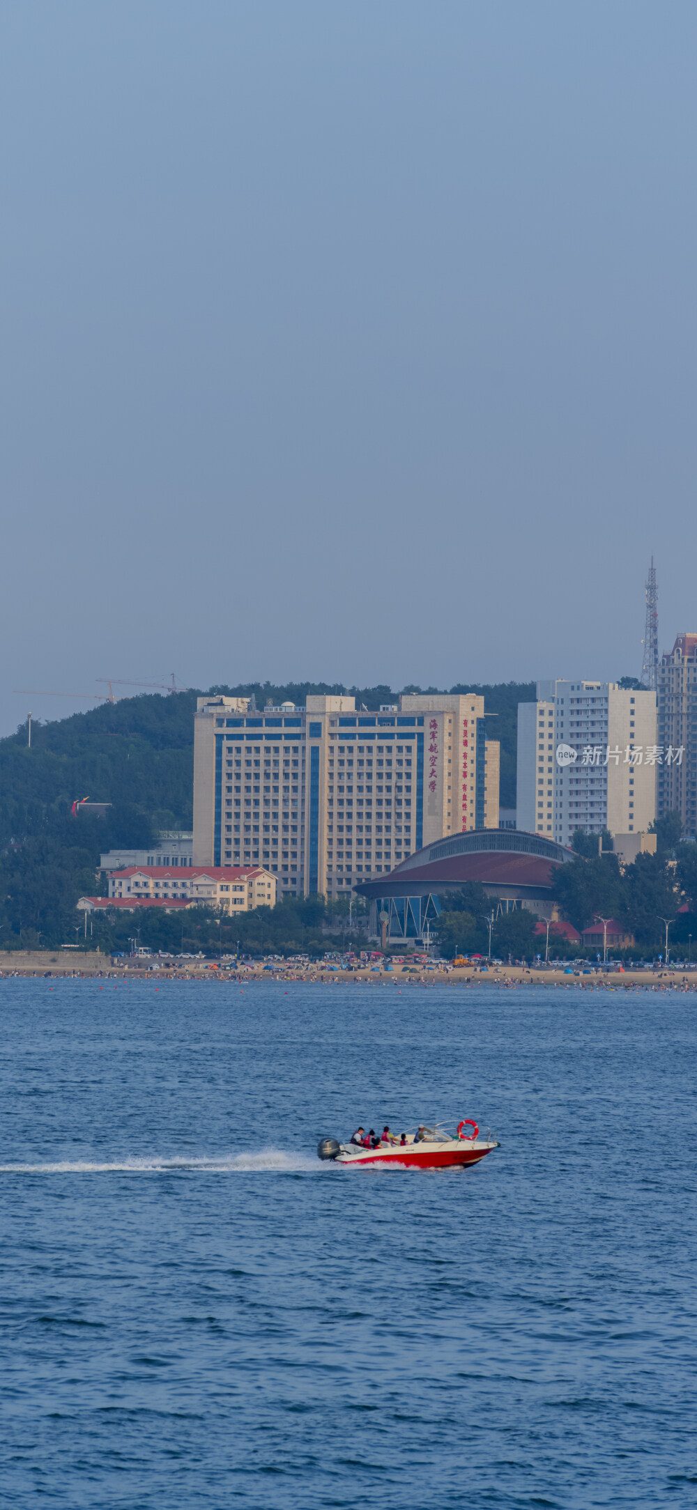 山东省烟台市芝罘区海军航空大学快艇海洋蓝天城市建筑风光