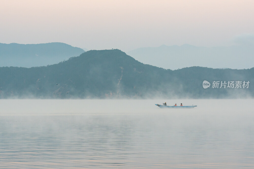云南泸沽湖晨雾中的猪槽船