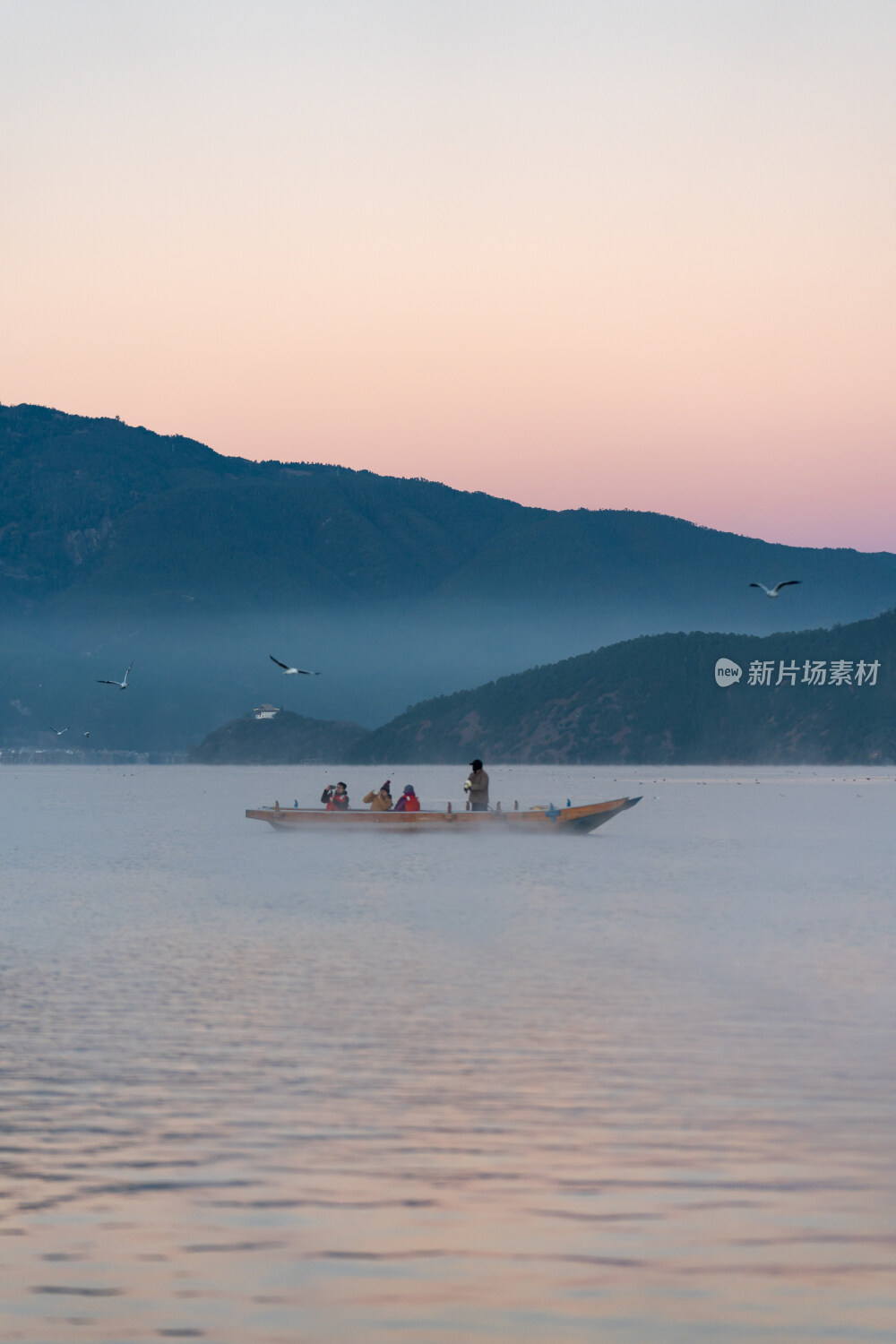 云南泸沽湖晨雾中的猪槽船