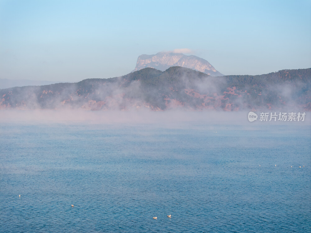 晨雾中的云南泸沽湖和格姆女神山